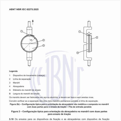 Qual é a configuração típica para orientação da abraçadeira no mandril com duas partes para ensaio de tração?