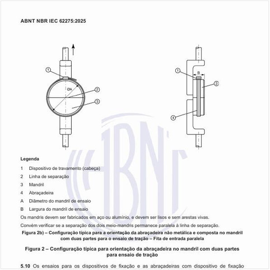 Qual é a configuração típica para orientação da abraçadeira no mandril com duas partes para ensaio de tração?