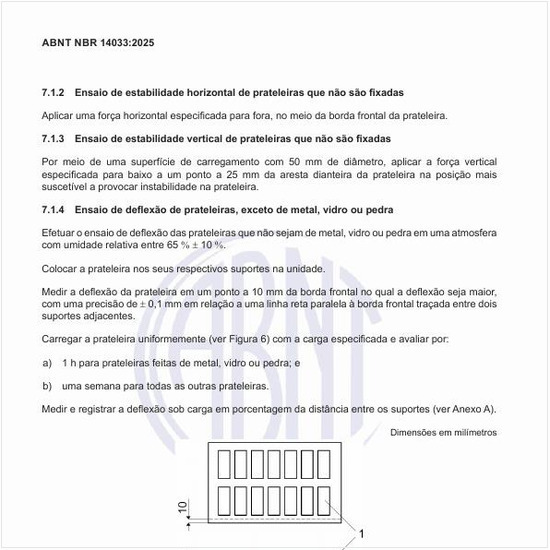 Como deve ser executado o ensaio de deflexão de prateleiras, exceto de metal, vidro ou pedra?