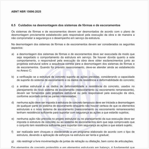 Quais são os cuidados na desmontagem dos sistemas de fôrmas e de escoramento?