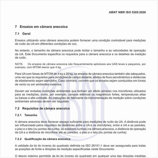 Qual é o desvio máximo permitido da lei do inverso do quadrado para qualificação da câmara anecoica?