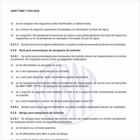 Como devem ser inspecionados os racks para acomodação da mangueira de incêndio?
