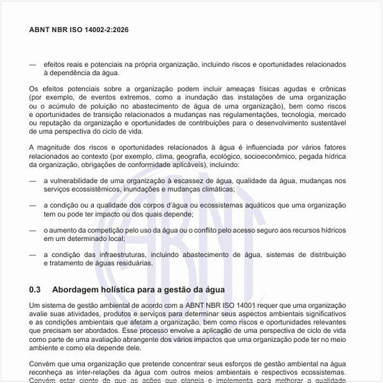 Qual é a interação entre a NBR ISO 14001 e a série ISO 14002?