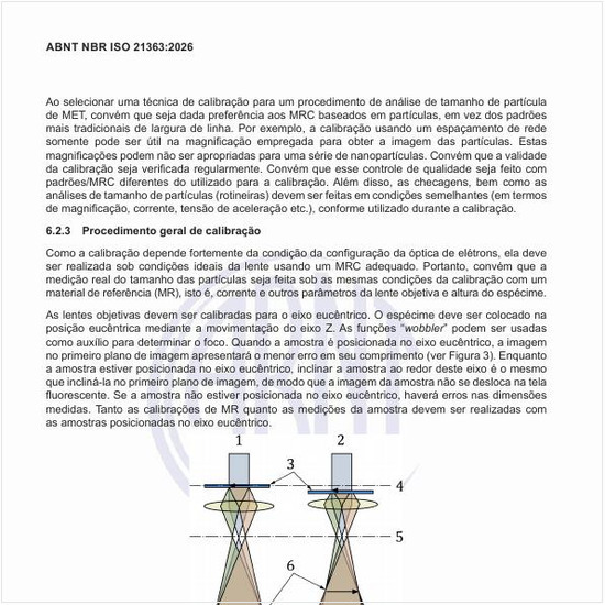 Como é um exemplo de erro de tamanho da escala devido ao plano da amostra não coincidir com o eixo eucêntrico?