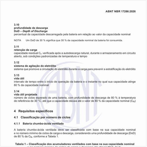 Qual é a classificação dos acumuladores ventilados com base na sua capacidade nominal e no número mínimo de ciclos de carga e descarga até atingir 80 % da CN?