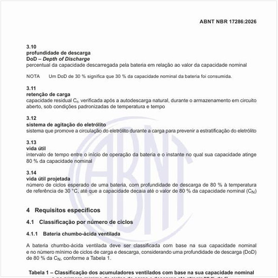 Qual é a classificação dos acumuladores ventilados com base na sua capacidade nominal e no número mínimo de ciclos de carga e descarga até atingir 80 % da CN?