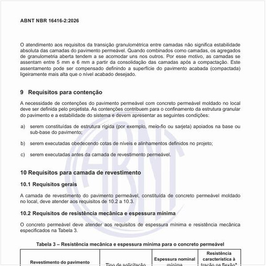 Qual deve ser a resistência mecânica e espessura mínima para o concreto permeável?