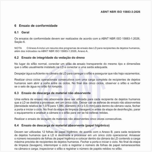 Como deve ser realizado o ensaio de descarga de material absorvente (papel higiênico)?