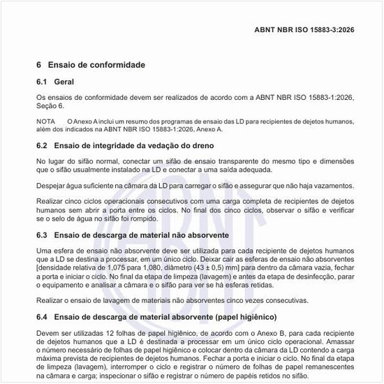 Como deve ser realizado o ensaio de descarga de material absorvente (papel higiênico)?