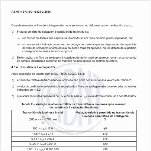 Qual é a variação relativa permitida na transmitância luminosa após o ensaio de resistência à radiação ultravioleta?