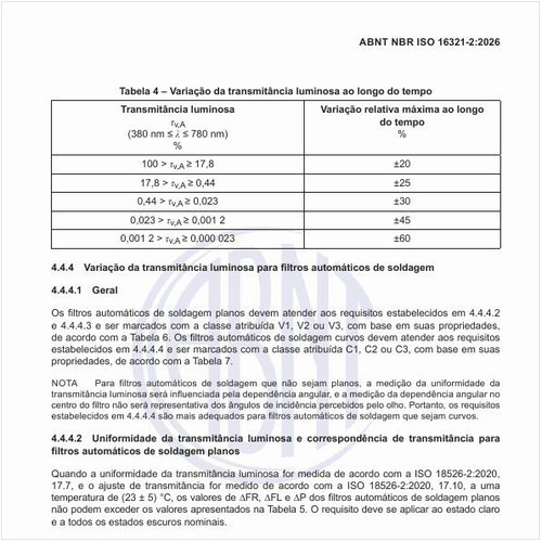Quais são as variações na transmitância luminosa para filtros planos automáticos de soldagem?
