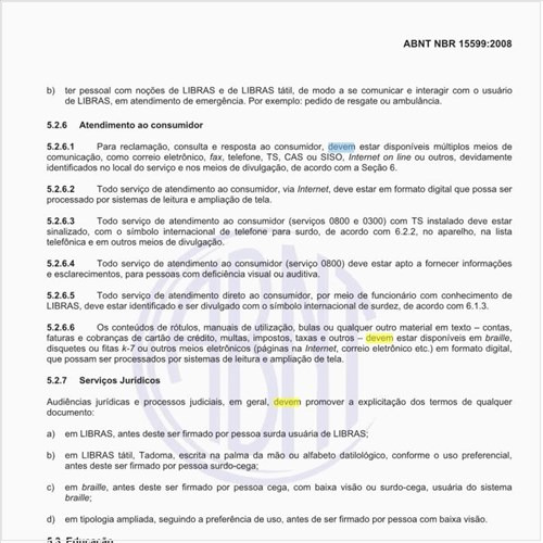 Como devem ser organizados os ambientes de ensino, visando o público portador de necessidades especiais?