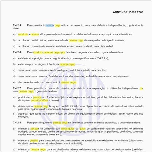 Como devem atuar os guias videntes, para conduzir uma pessoa cega por deníveis?