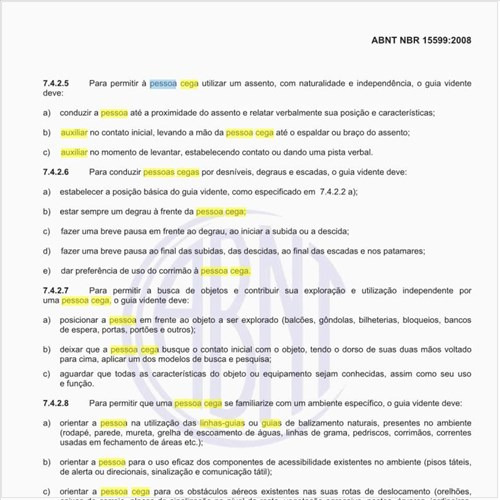 Como devem atuar os guias videntes para auxiliar uma pessoa cega no embarque e desembarque dos vários tipos de transporte?