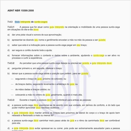Como o guia intérprete  deve se portar ao ajudar um  surdo-cego em seu deslocamento?