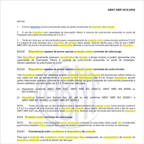 Quais são as características de atuação do dispositivo destinado à proteção dos condutores contra sobrecargas para que essa proteção fique assegurada?