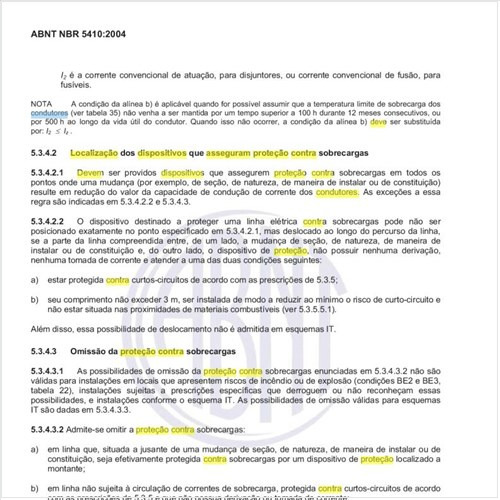 Como deve ser feita a localização dos dispositivos que asseguram proteção dos condutores contra sobrecargas?