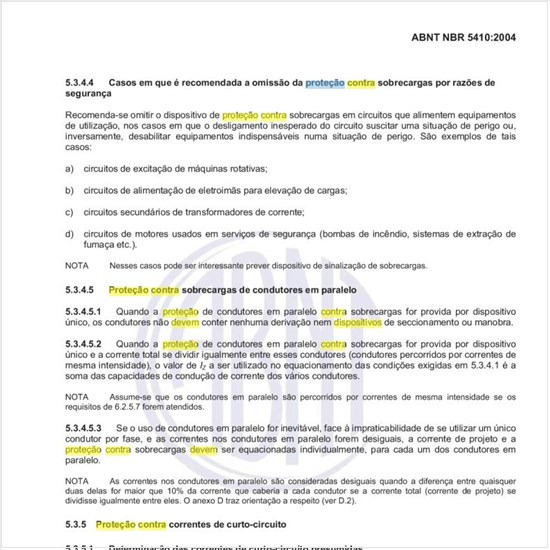 Como devem ser localizados os dispositivos que asseguram proteção contra curtos-circuitos?