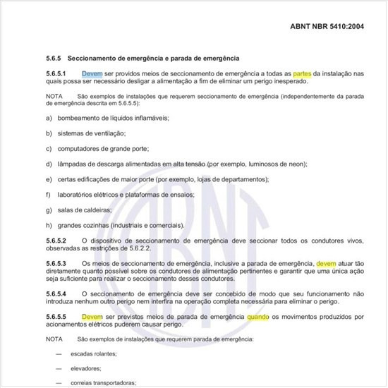 Que providências devem ser tomadas quando um equipamento ou invólucro contiver partes vivas associadas a mais de uma alimentação?