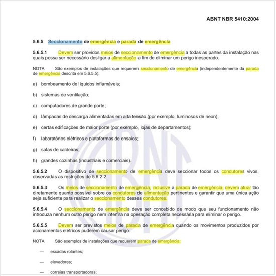 Como devem atuar os meios de seccionamento de emergência, inclusive a parada de emergência, sobre os condutores de alimentação pertinentes?