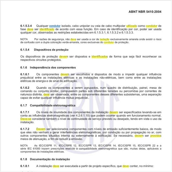 Como deve ser identificado o condutor provido de isolação utilizado como condutor de fase?