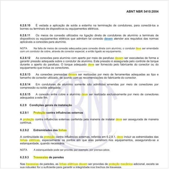 Como deve ser a proteção mecânica das linhas elétricas nas travessias de paredes?