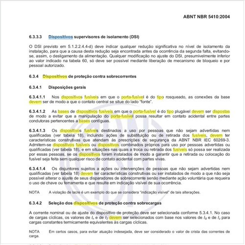Como devem ser dispostas as bases dos dispositivos fusíveis em que o porta-fusível é do tipo plugável?