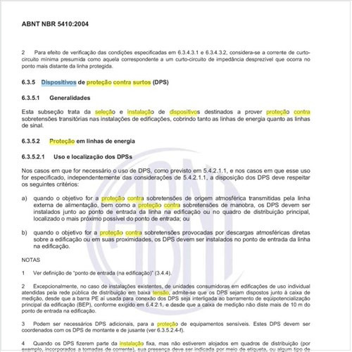 Com que abrangência são tratadas a seleção e a instalação de dispositivos de proteção contra surtos (DPS)?