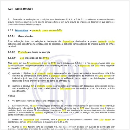No caso em que for necessário o uso de DPS, quais critérios devem ser respeitados para a disposição desses dispositivos de proteção contra surtos (DPS)?