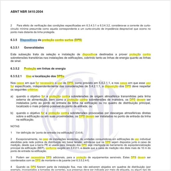 No caso em que for necessário o uso de DPS, quais critérios devem ser respeitados para a disposição desses dispositivos de proteção contra surtos (DPS)?