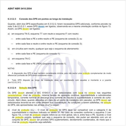 Quais as características devem servir de base, no mínimo, para a seleção dos dispositivos de proteção contra surtos (DPS)?