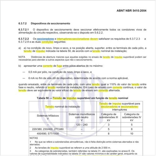 Quais condições, relativas à tensão de impulso e corrente de fuga, devem ser satisfeitas pelos seccionadores e interruptores-seccionadores?