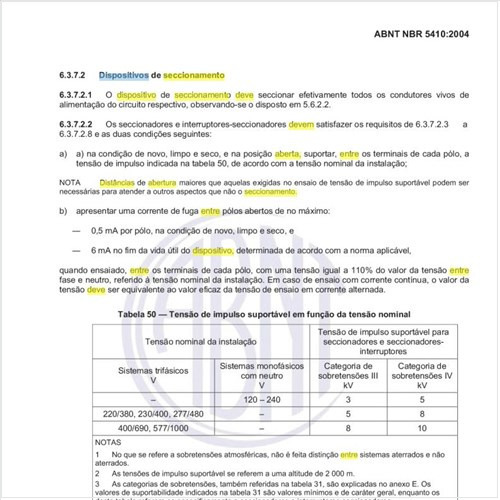 Como deve ser a distância de abertura entre os contatos do dispositivo de seccionamento e como devem ser marcadas as posições aberta e fechada?