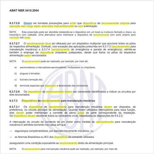 O que deve ser feito para evitar que dispositivos de seccionamento próprios para operação sem carga sejam acionados inadvertidamente ou sem autorização?