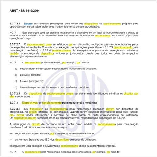 Como deve ser a identificação dos dispositivos de seccionamento, bem como a dos circuitos por eles seccionados?