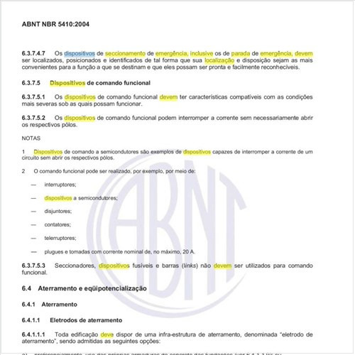 Como deve ser a localização, o posicionamento e a identificação dos dispositivos de seccionamento de emergência, inclusive os de parada de emergência?
