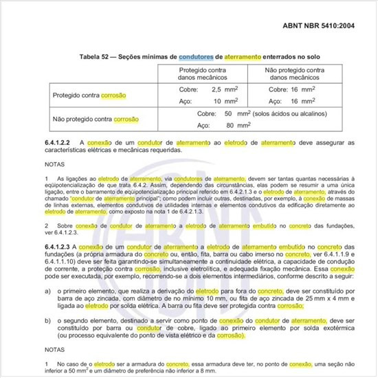 Quais são os requisitos para a conexão de um condutor de aterramento a eletrodo de aterramento embutido no concreto das fundações?