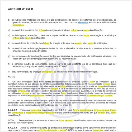 Como devem ser conectados à equipotencialização principal os elementos que forem associados a linhas externas que entram e saem da edificação?