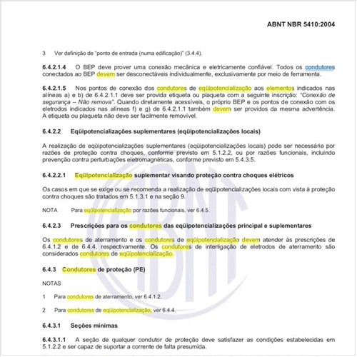 Como devem ser identificadas as conexões dos condutores de equipotencialização aos elementos das armaduras e tubulações metálicas das edificações?