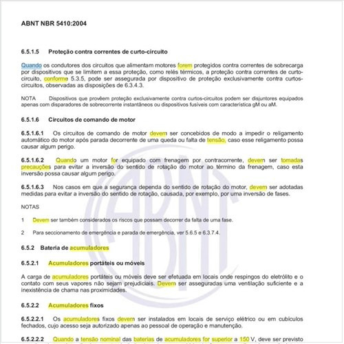 Que precauções devem ser tomadas no local de instalação quando a tensão nominal das baterias de acumuladores for superior a 150 V?