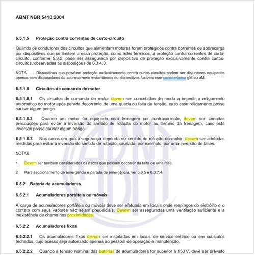 Quais devem ser as características dos isolantes utilizados nas proximidades imediatas das baterias fixas?