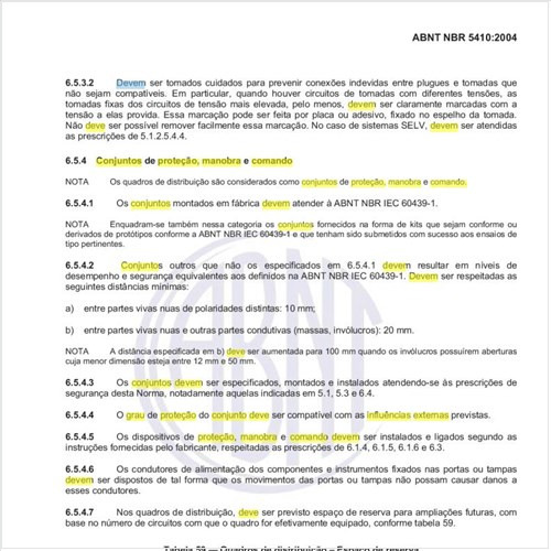 Como deve ser o grau de proteção do conjunto de proteção, manobra e comando em relação às influências externas previstas?