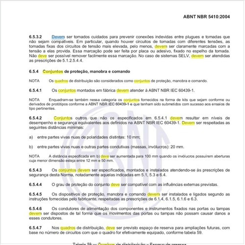 Como deve ser a localização e a identificação dos conjuntos, em espeicial dos quadros de distribuição?