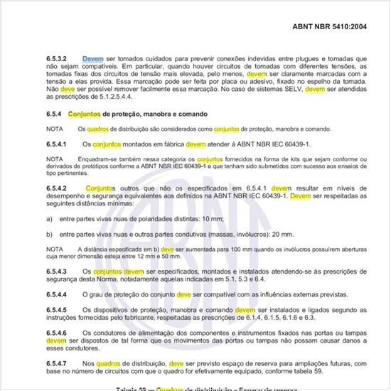 Como deve ser a localização e a identificação dos conjuntos, em espeicial dos quadros de distribuição?