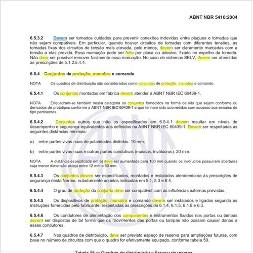 Como deve ser feita a identificação dos componentes de um conjunto de proteção, manobra e comando?