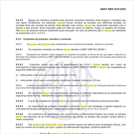 Como e quando deve ser provido o texto de advertência referente aos quadros de distribuição de instalações residenciais e análogas?