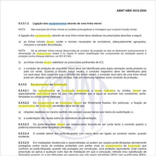 Como devem ser concebidos os equipamentos de iluminação destinados a locais molhados ou úmidos?