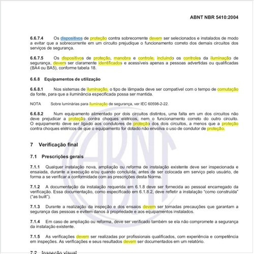 Como devem ser identificados os dispositivos de proteção, manobra e controle, incluindo os controles da iluminação de segurança?