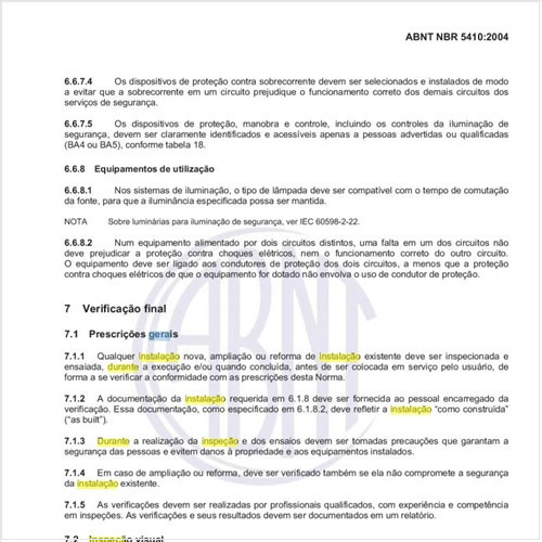 Que requisitos gerais dos componentes da instalação são verificados durante a inspeção visual?