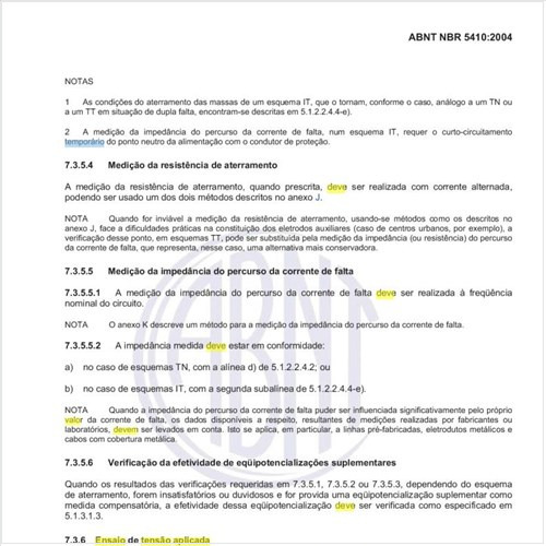 Para que conjuntos ou montagens deve ser realizado o ensaio de tensão aplicada, e qual o valor da tensão de ensaio e o tempo de aplicação de ensaio?